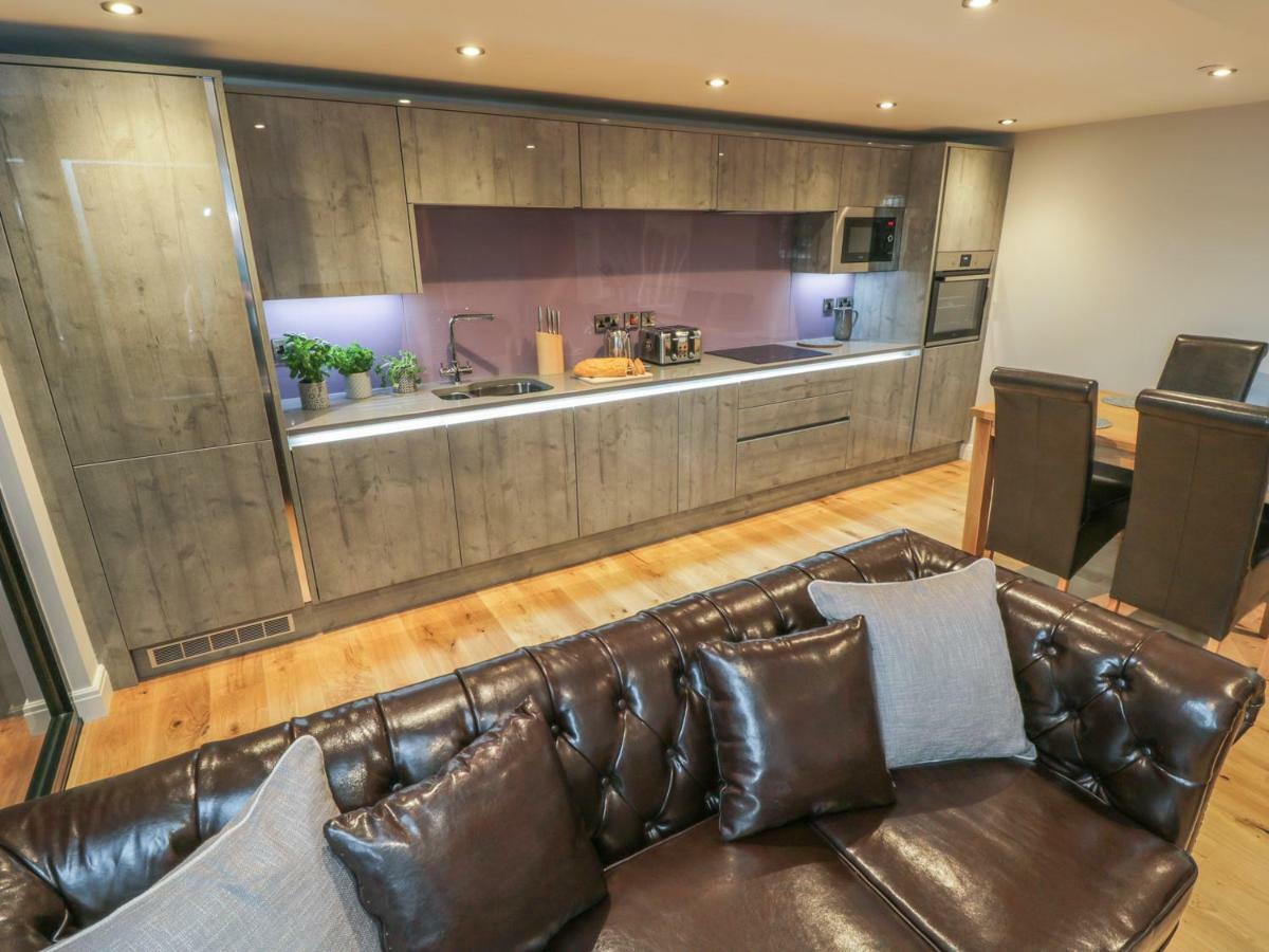 Tornado Engine Shed Apartment Whitby Exterior photo